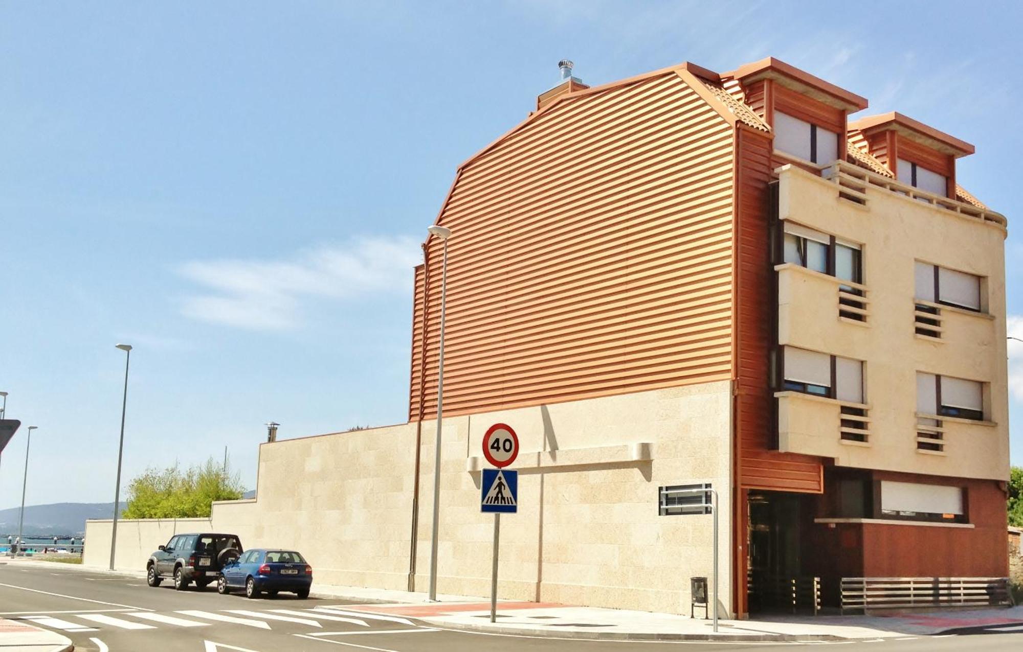 Apartamentos Puerto Basella Вилануева де Ароса Екстериор снимка