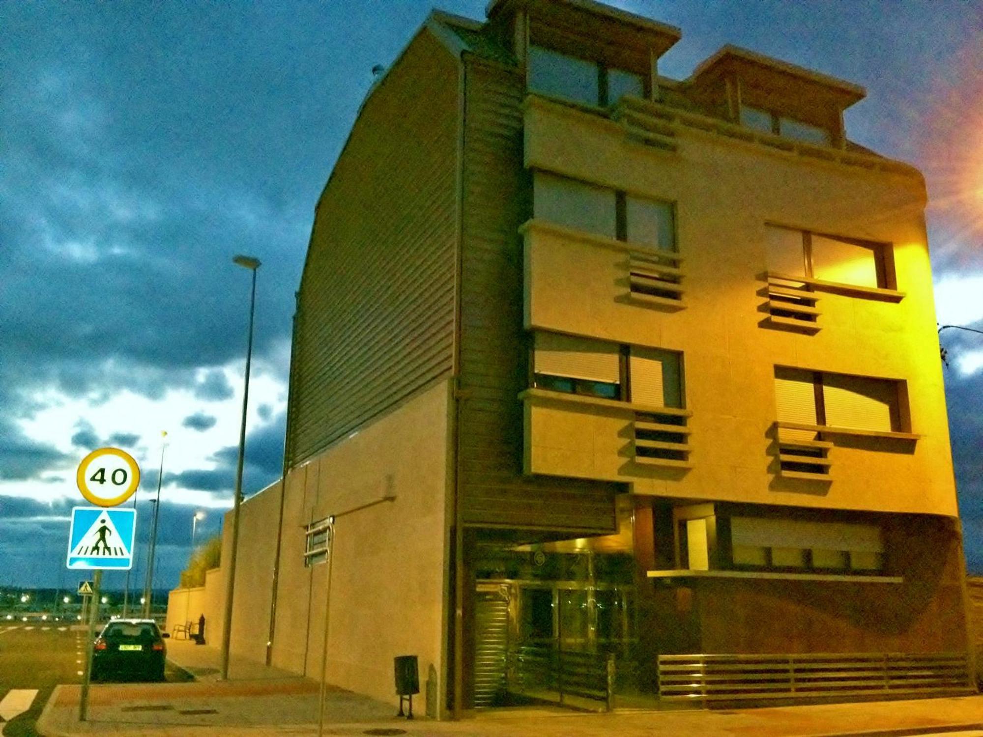 Apartamentos Puerto Basella Вилануева де Ароса Екстериор снимка